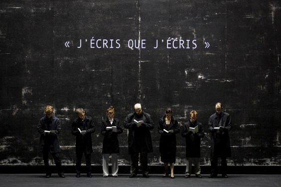 ESPÆCE - Conception, scénographie et mise en scène : Aurélien BORY - Conseiller à la dramaturgie : Taïcyr FADEL - Décors : Pierre DEQUIVRE - Lumière : Arno VEYRAT - Musique : Joan CAMBON - Costumes : Sylvie MARCUCCI - Avec : Guilhem BENOIT - Mathieu DESSEIGNE RAVEL - Katell LE BRENN - Claire LEFILIATRE - Olivier MARTIN SALVAN - Dans le cadre du 70eme Festival d Avignon - Lieu : Opera Grand Avignon - Ville : Avignon - Le : 15 07 16 - Photo : Christophe RAYNAUD DE LAGE